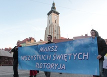 Noszą świętych na rękach