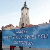 Noszą świętych na rękach