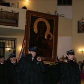 Strażacy z OSP niosą na barkach ikonę z wizerunkiem Matki Bożej Częstochowskiej