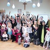 – Święci towarzyszą nam w życiu. Z nimi mamy zdobywać niebo  – mówił do dzieci  podczas odbywającego się na Karwinach balu ks. Krzysztof Czaja, proboszcz parafii. 