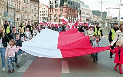 Wspólnie przeżywane obchody uroczystości patriotycznych budują ducha narodu.