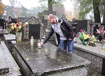 ◄	Mateusz Modrak przy grobie Macieja Twardowskiego.