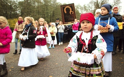 ▲	Bielanki z parafii w Słupi sypią kwiaty przed ikoną jasnogórską.