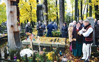 Grób Antoniego Kenara, znakomitego artysty, który patronuje zakopiańskiej szkole, mieści się na cmentarzu na Pęksowym Brzyzku. Przed Wszystkimi Świętymi uczniowie przynieśli na mogiły symboliczne drewniane kwiaty.