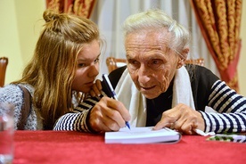 Stella przyciąga do siebie młodych, których fascynuje swoją pogodą ducha, mądrością  i odwagą.