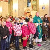 Najmłodsi parafianie z Rzyk chętnie odmawiają październikową modlitwę.