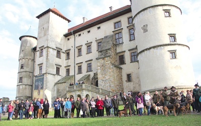 Prezentacja psów łowieckich podczas obchodów Hubertusa na wiśnickim zamku.