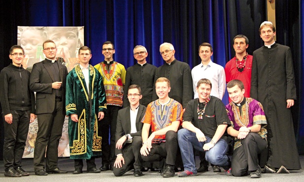 Klerycy z Ogniska Misyjnego  wraz z opiekunem ks. Stanisławem Wojdakiem  i ks. Andrzejem Michalikiem,  rektorem WSD.