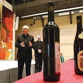 Biskup Jan Baxant każdego roku błogosławi nowe wino.