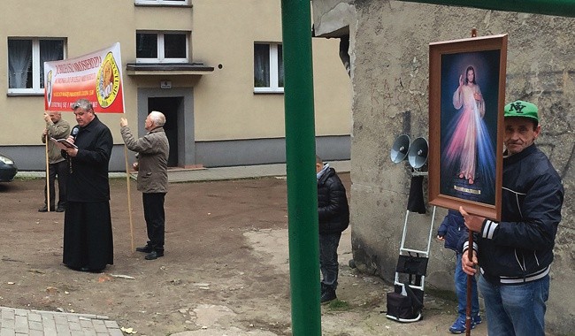 Koronka do Miłosierdzia Bożego między blokami przy ul. Czarnoleśnej w Rudzie Śląskiej- -Nowym Bytomiu.