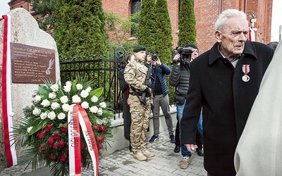 Aleksander Tarnawski ps. „Upłaz” jako pierwszy złożył kwiaty przy tablicy upamiętniającej gliwickich cichociemnych.