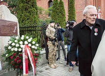 Aleksander Tarnawski ps. „Upłaz” jako pierwszy złożył kwiaty przy tablicy upamiętniającej gliwickich cichociemnych.