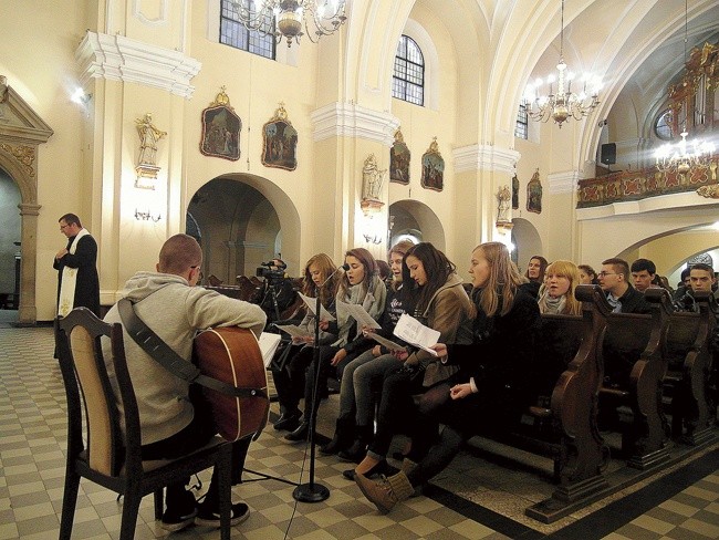 Czuwanie młodzieży w kościele Podwyższenia Krzyża Świętego w Gliwicach.