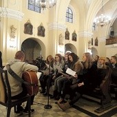 Czuwanie młodzieży w kościele Podwyższenia Krzyża Świętego w Gliwicach.