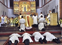 ▼	Koszalin, 25 października: leżenie krzyżem w trakcie Litanii do Wszystkich Świętych, które poprzedza najważniejszy moment obrzędu, czyli nałożenie rąk i modlitwę święceń.