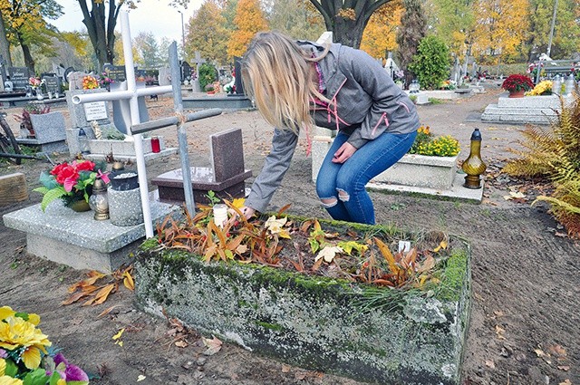 ▲	Uczniowie nie tylko sprzątali groby. Modlili się także za zmarłych, którzy w nich spoczywają.