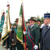 ▲	Obchodom ku czci patrona myśliwych towarzyszą sztandary kół łowieckich. Na zdjęciu ubiegłoroczny Hubertus w Malużynie.