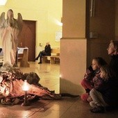 Figura anioła przy wejściu do kościoła zapraszała do duchowej wspnaczki na drodze świętości