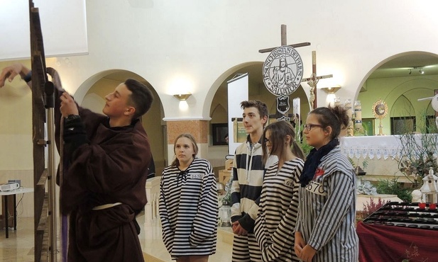 Pantomimiczna opowieść młodych o św. Maksymilianie
