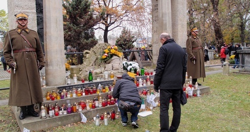 Na Rakowicach czegoś dziś brakuje…