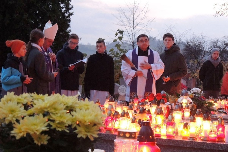 Wszystkich Świętych na cmentarzu w Żywcu