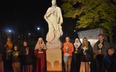 Uczestnicy przasnyskego Balu Wszystkich Świętych modlili się przy pomniku św. Stanisława Kostki