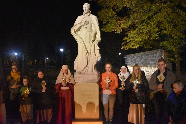 Uczestnicy przasnyskego Balu Wszystkich Świętych modlili się przy pomniku św. Stanisława Kostki