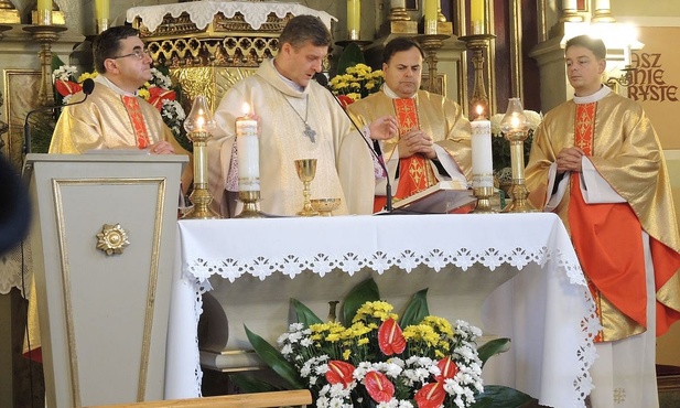 Msza św. w kaplicy Przemienienia Pańskiego OD lewej: ks. Grzegorz Gruszecki, bp Roman Pindel, ks. Adam Hopciaś i ks. Piotr Góra