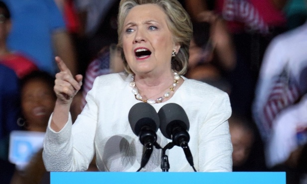 Clinton stara się minimalizować szkody