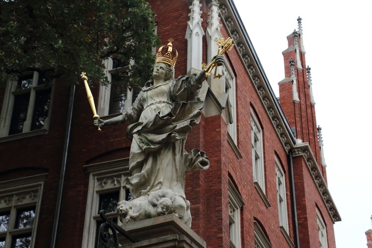 Figura Matki Bożej Łaskawej w Krakowie z nową koroną