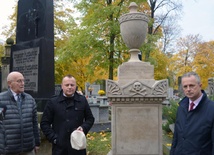 Przy odnowionym w ostatnim roku nagrobku Marianny Niedźwieckiej (pocz. XIX) od lewej: Jerzy Przyborowski, przewodniczący komitetu, ks. Piotr Zamaria, dyrektor cmentarza, i Sławomir Adamiec