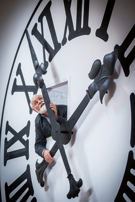 27.10.2016 Kecskemét, Węgry. Węgierski zegarmistrz István Hanga nastawia potężny zegar  na wieży katedralnej