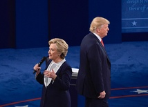 Hillary Clinton i Donald Trump podczas drugiej debaty telewizyjnej.