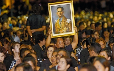Król Rama IX panował w Tajlandii aż 70 lat, ciesząc się wielkim zaufaniem i popularnością swoich poddanych.