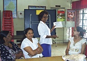 Instruktorki L'Action Familiale uczą mieszkanki Mauritiusa naturalnych metod planowania rodziny.
