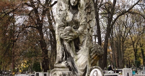 Na cmentarzach dziś zaduma i nostalgia