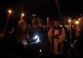 Uczestnicy Zaduszek w czasie modlitewnej procesji odmawiali Koronkę do Bożego Miłosierdzia