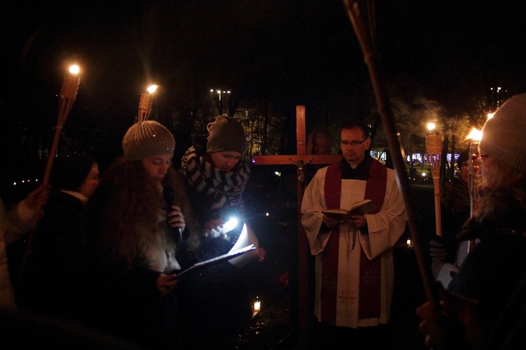 Uczestnicy Zaduszek w czasie modlitewnej procesji odmawiali Koronkę do Bożego Miłosierdzia