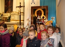 Do Pani Jasnogórskiej garnęły się dzieci ztransparentami i wiatrakami mówiącymi o godności życia ludzkiego
