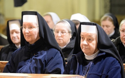 Siostry zakonne w oczekiwaniu na Mszę św.