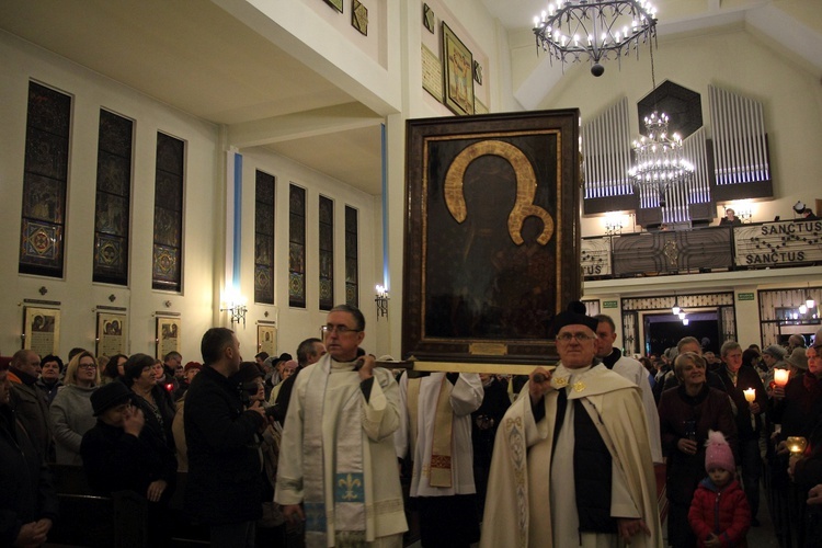 Powitanie ikony MB Częstochowskiej w parafii Miłosierdzia Bożego w Skierniewicach