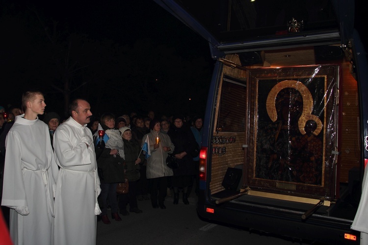 Powitanie ikony MB Częstochowskiej w parafii Miłosierdzia Bożego w Skierniewicach