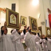 Ministranci z ikonami Matki Bożej Częstochowskiej uniesionymi w górę podczas błogosławienia przez biskupa