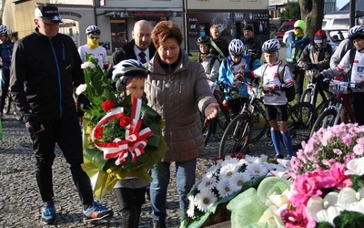 Przedstawiciele uczestników i organizatorów IV Rajdu Rowerowego Wojnicz-Łowczówek przed startem złożyli pod Pomnikiem Niepodległości kwiaty