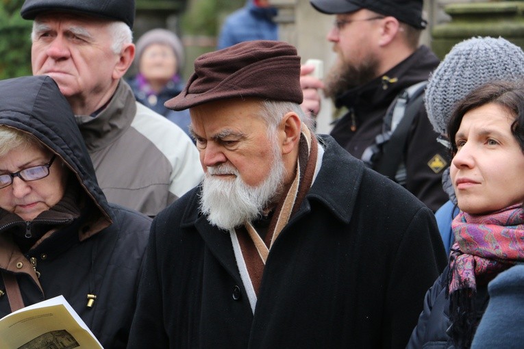 Honoracki spacer po Starych Powązkach