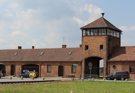 Droga krzyżowa w byłym obozie Auschwitz II-Birkenau