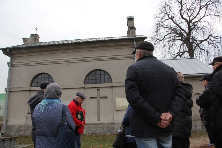 Spacery po łowickich cmentarzach