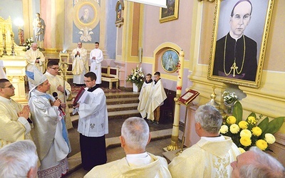 Na zakończenie przed chrzcielnicą, przy której do Kościoła został włączony bp Piotr, obecni odmówili modlitwę o wyniesienie go na ołtarze.