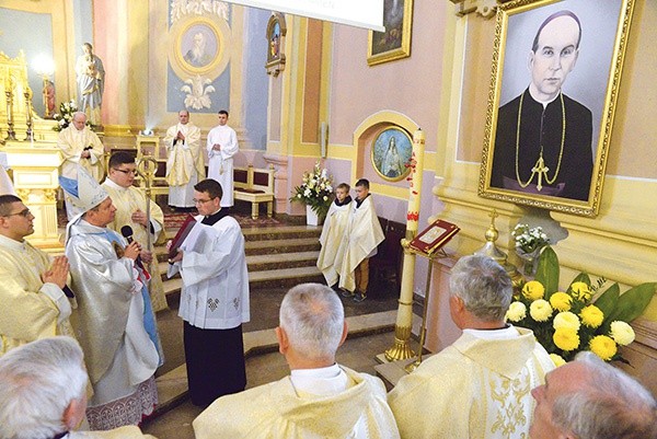 Na zakończenie przed chrzcielnicą, przy której do Kościoła został włączony bp Piotr, obecni odmówili modlitwę o wyniesienie go na ołtarze.