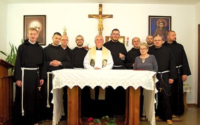 Ceremonii obłóczyn przewodniczył ks. Zbigniew Stanios.